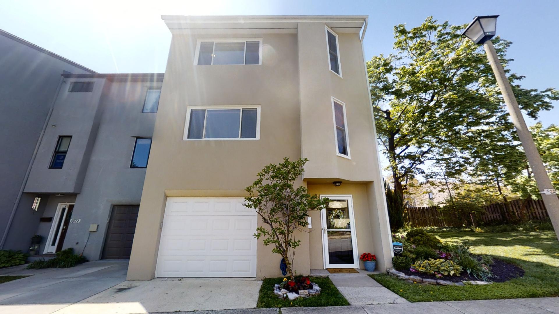 1924 North Woodley Street